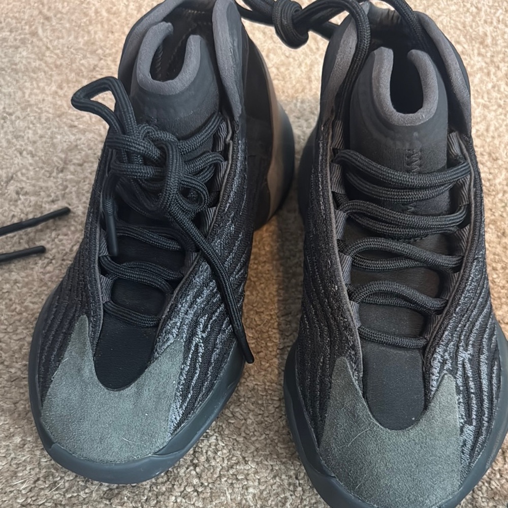 Yeezy QNTM Onyx
